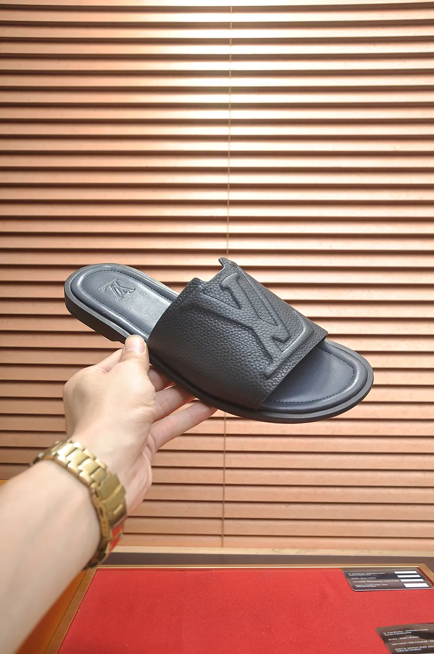 Men's men's shoes 💰340💶 [Louis Vuitton LV slippers] (high-end cowhide) counter 1:1 fashion style, a must-have for summer! The designer used LV’s iconic outsole. The original simple slippers instantly become fashionable! The upper is made of flexible special cowhide leather straps alternately, and the workmanship is exquisite! A must-have for stylish men in summer, size 38-46 (45 46 customized)